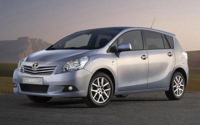 Автостекла Toyota Verso I c установкой в Москве